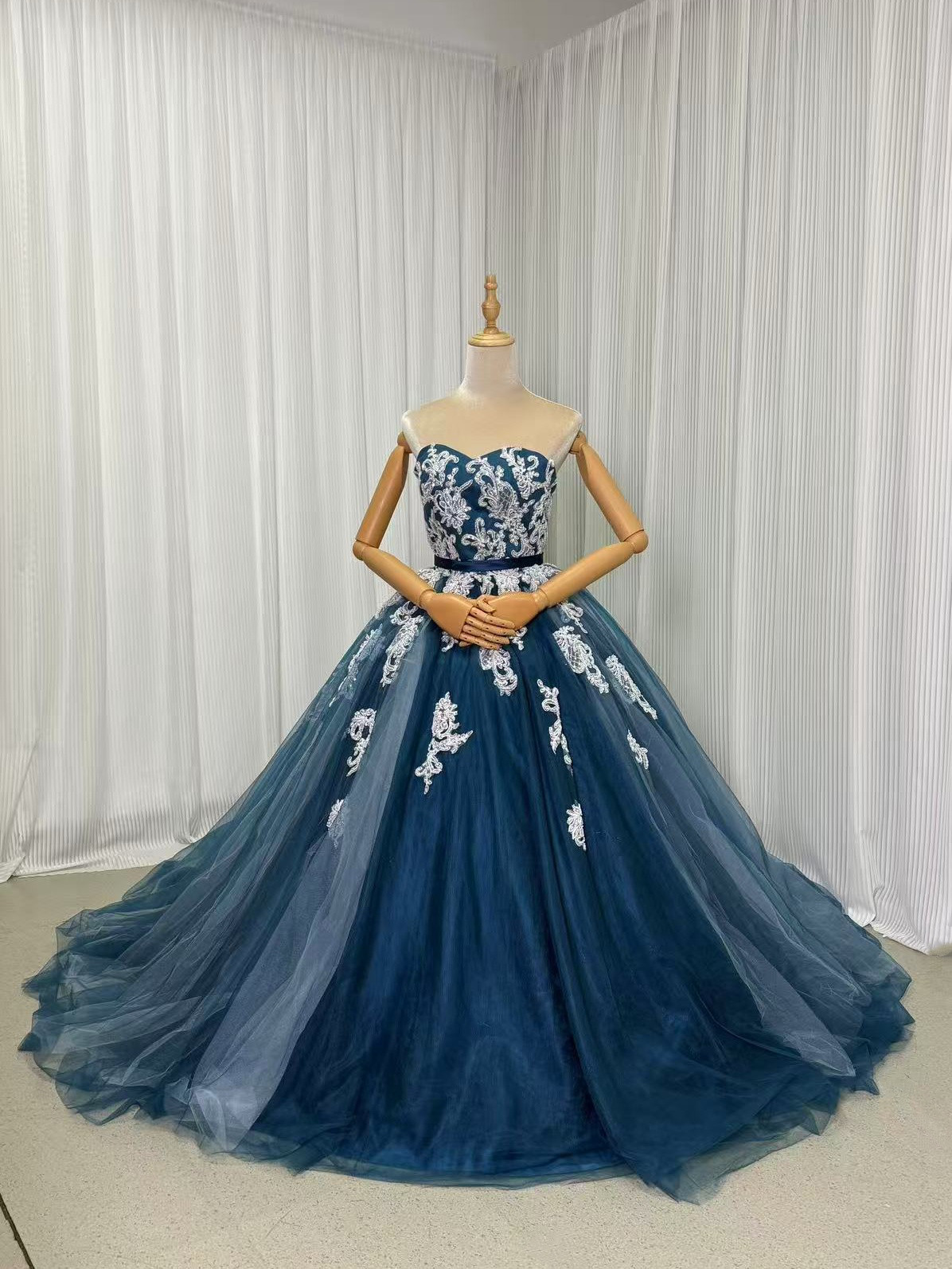 送料無料！カラードレス ビスチェタイプ 爽やかで優しいブルー キラキラ光る刺繍 編み上げ 披露宴/結婚式 ブライダル