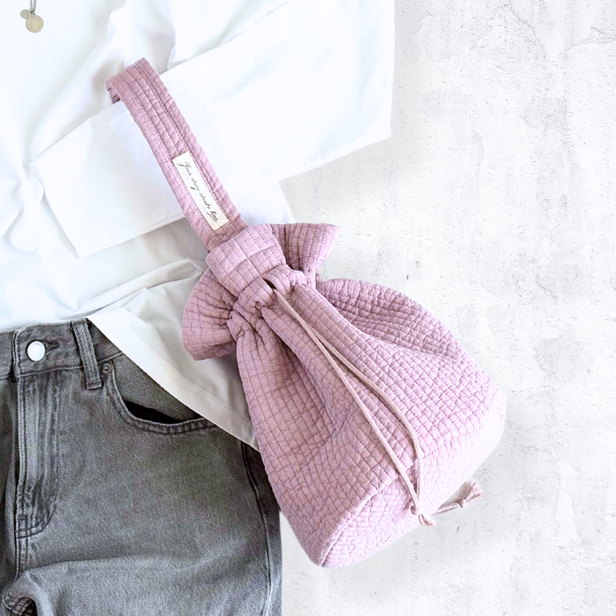 春めく大人のくすみピンク｜ イブル生地の軽やか巾着バッグ｜人気ヌビハンドバッグ 大人可愛いキルティング