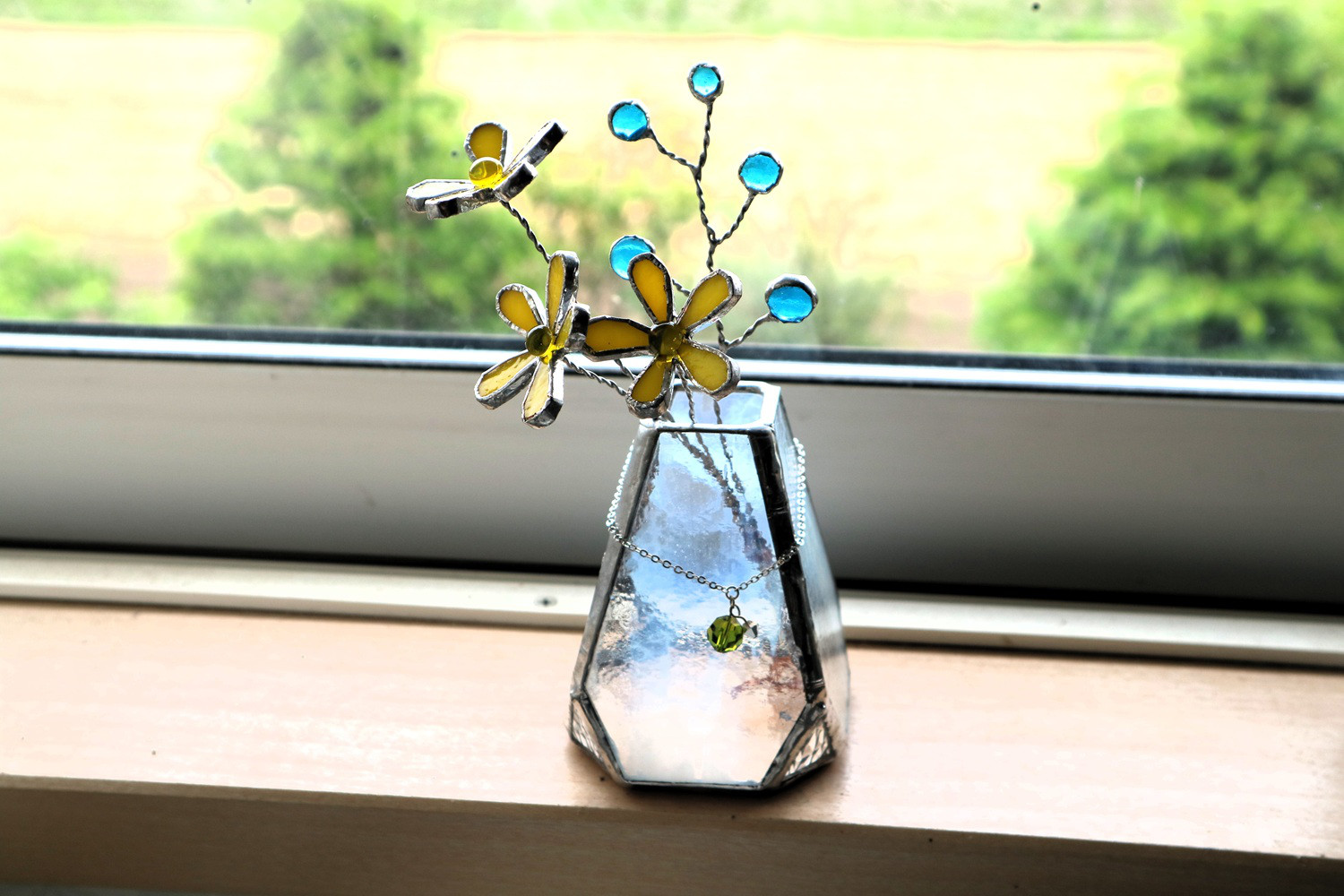 ◆ステンドグラス◆可愛い街並み　黄色いお花が満開です◆ハンドメイド品 ステンドグラス 花（黄色） サンキャッチャー kiku 通販