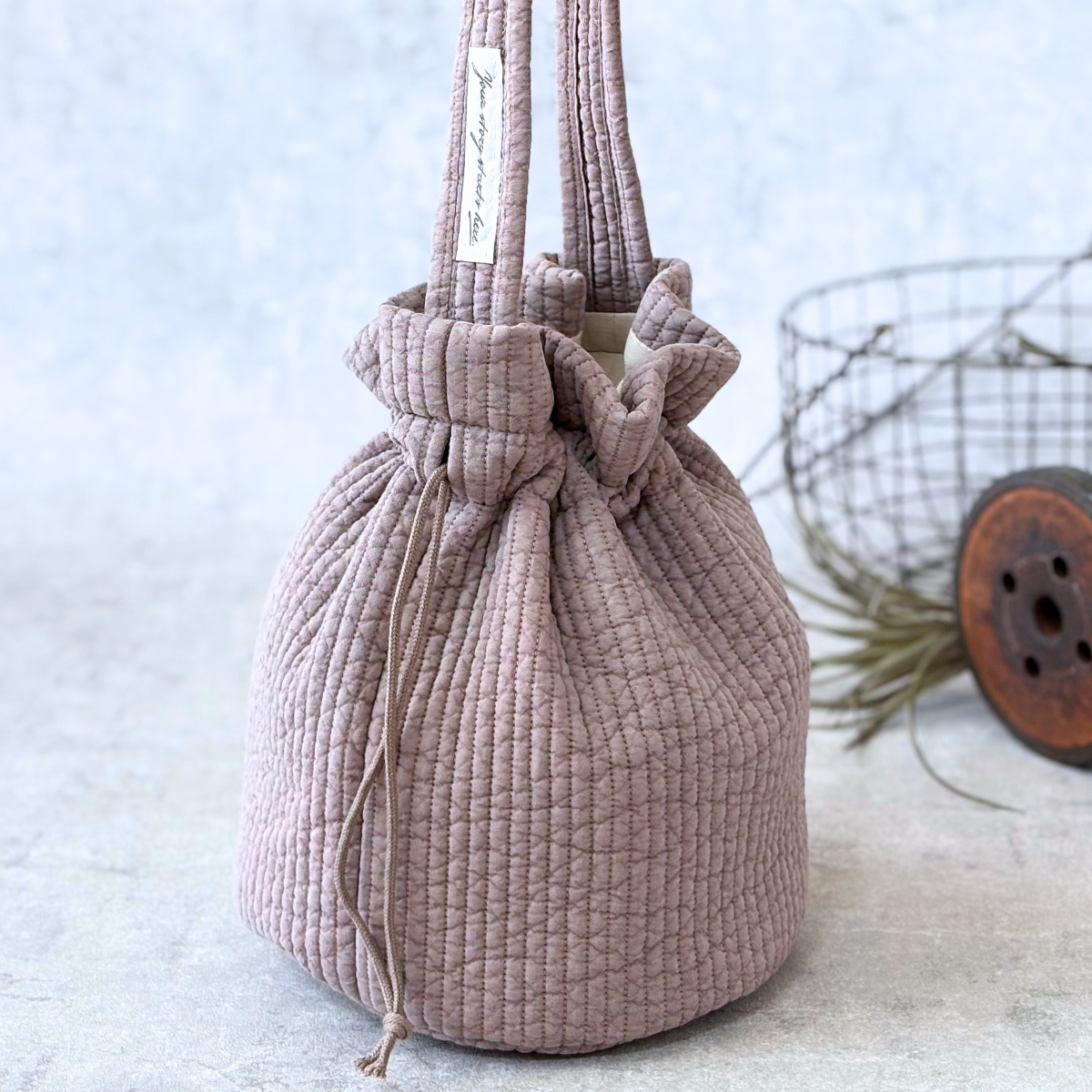 春めく大人のくすみブラウン｜ イブル生地の軽やか巾着バッグ｜人気ヌビハンドバッグ 大人可愛いキルティング
