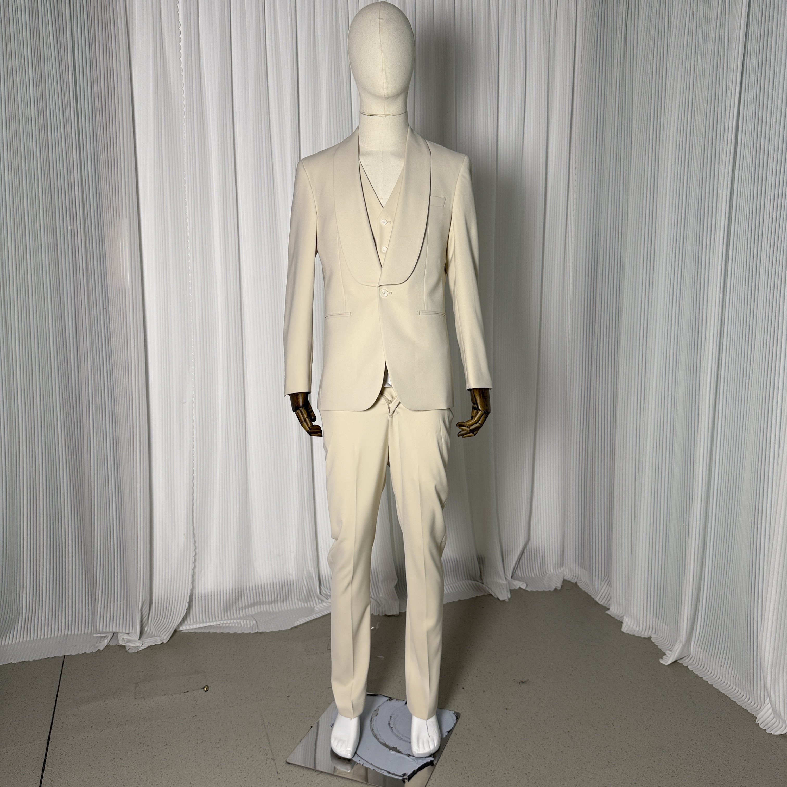新品在庫処理！激安！スーツ ベージュ スリット 快適な生地   ジャケット、ベスト、パンツの3点セット 新郎衣装