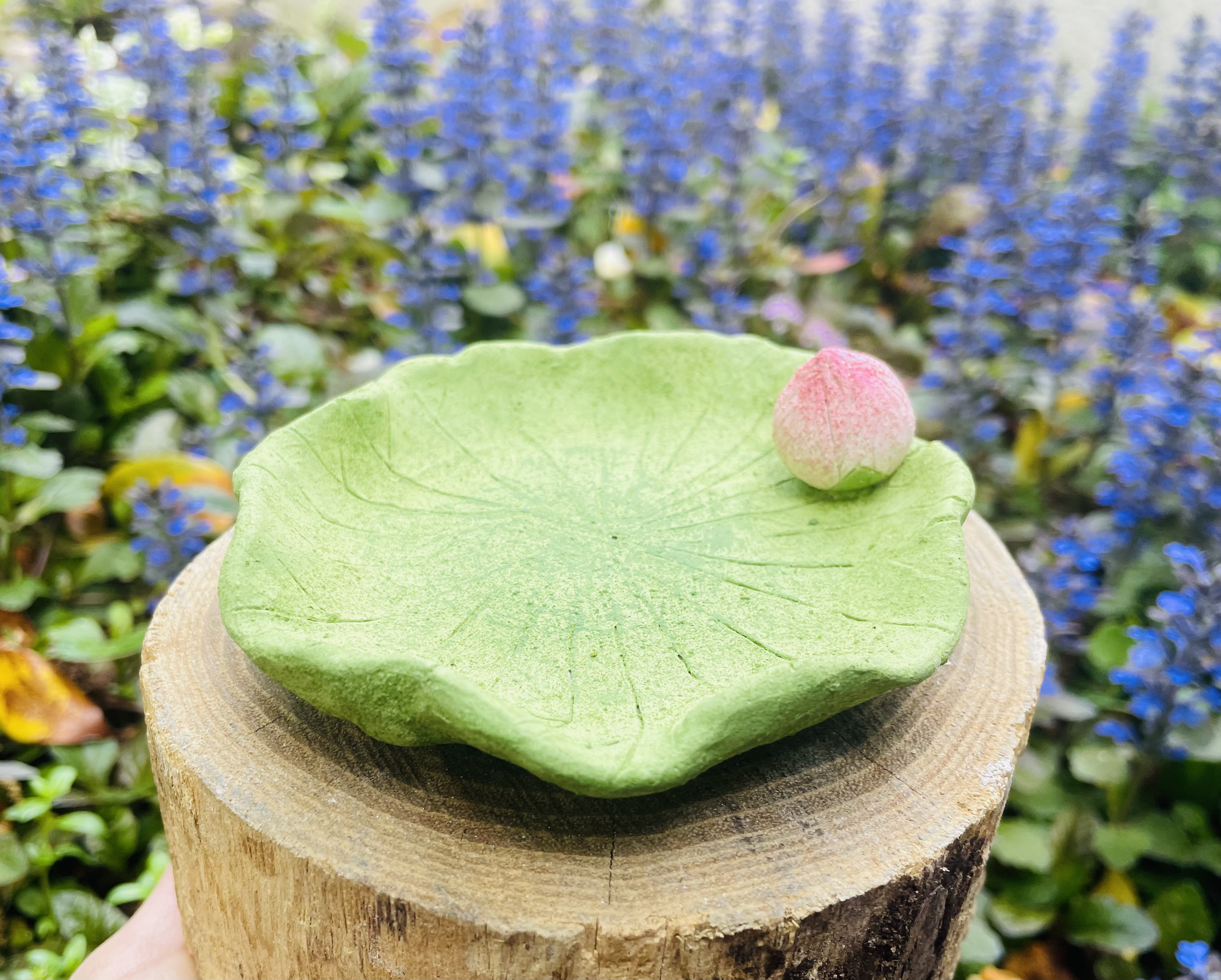 陶器製 葉っぱ型台座付き 鳥の置物