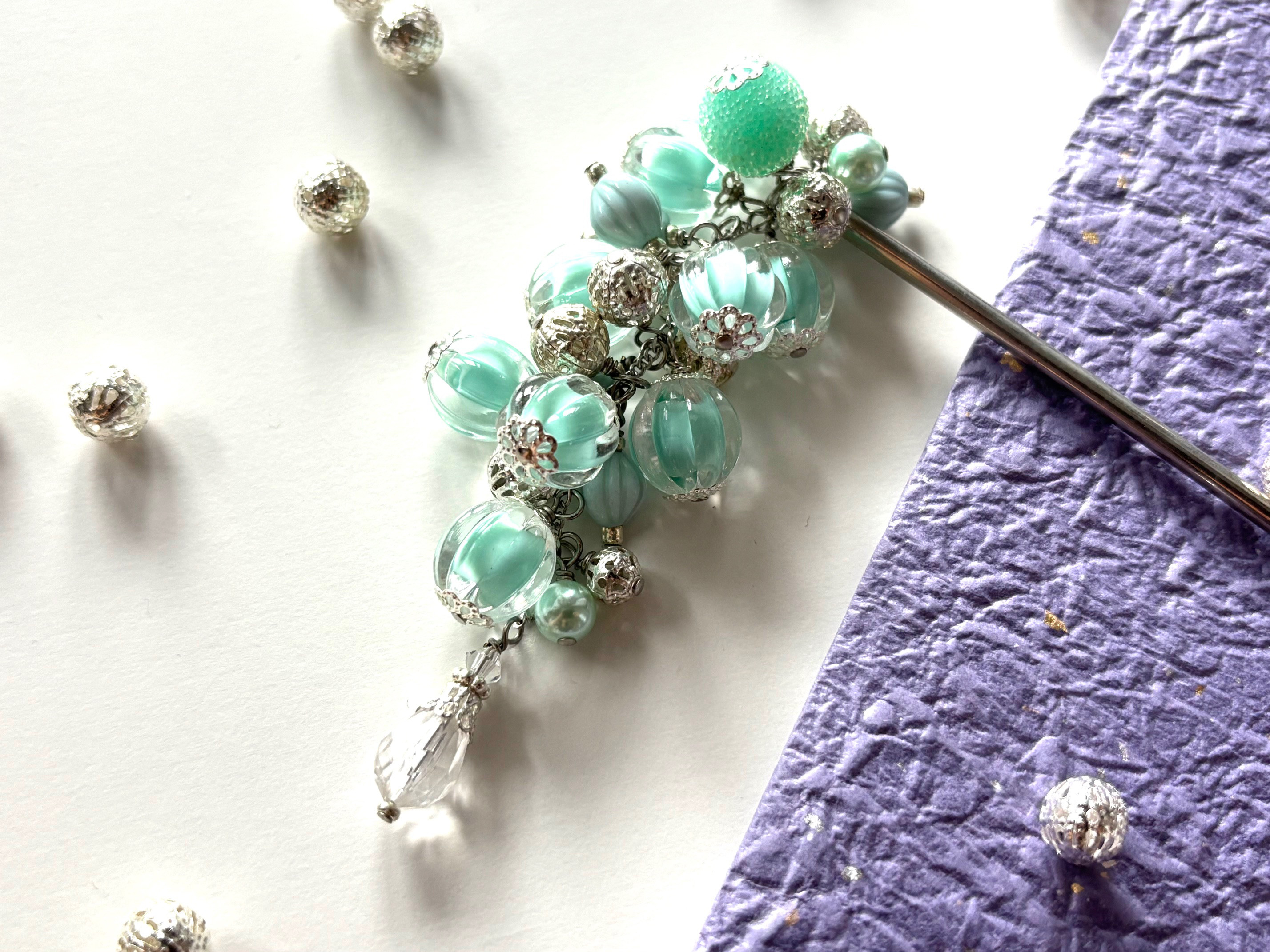 かんざし　ミントグリーンの泡玉ビーズ　一本挿し　一本簪　涼しげ　夏　和風　緑　シルバー　夏祭り　縁日　洋風