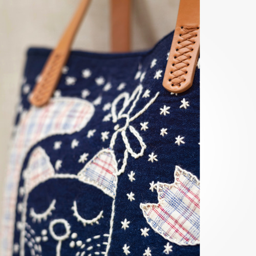 猫とお花の手刺繍×藍染トートバッグ｜レザー切り替え・大容量
