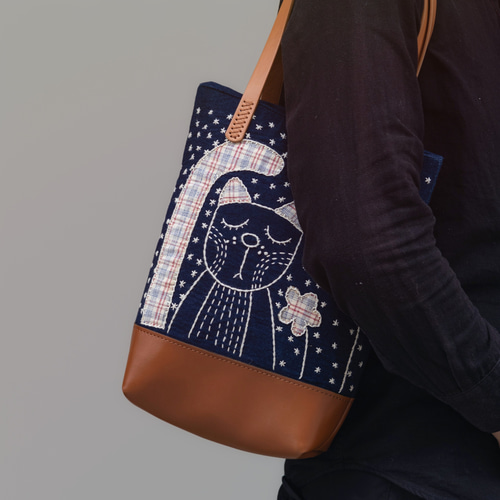 【ハンナ】ハンドメイド 手刺繍 トートバッグ　２点 ハンナ】ハンドメイド 手刺繍 トートバッグ 2点 ハンナ様専用