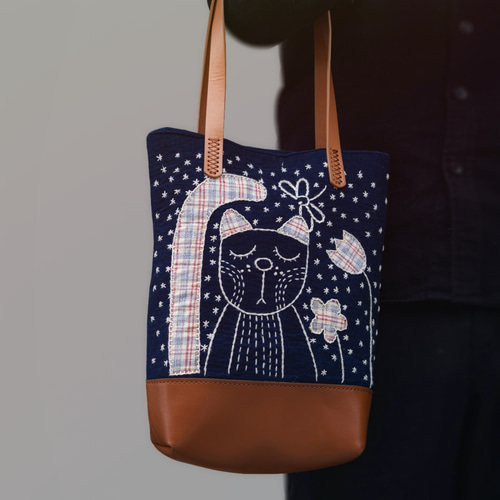 猫とお花の手刺繍×藍染トートバッグ｜レザー切り替え・大容量