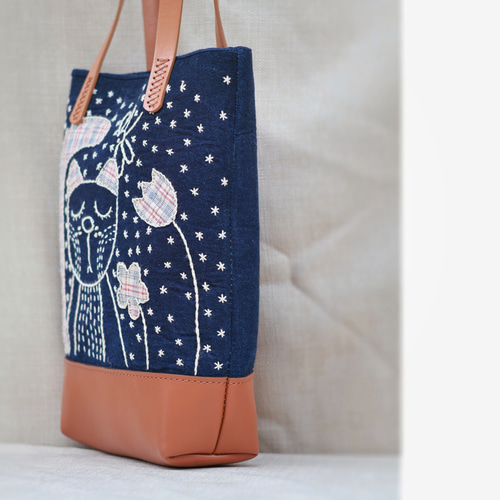 猫とお花の手刺繍×藍染トートバッグ｜レザー切り替え・大容量