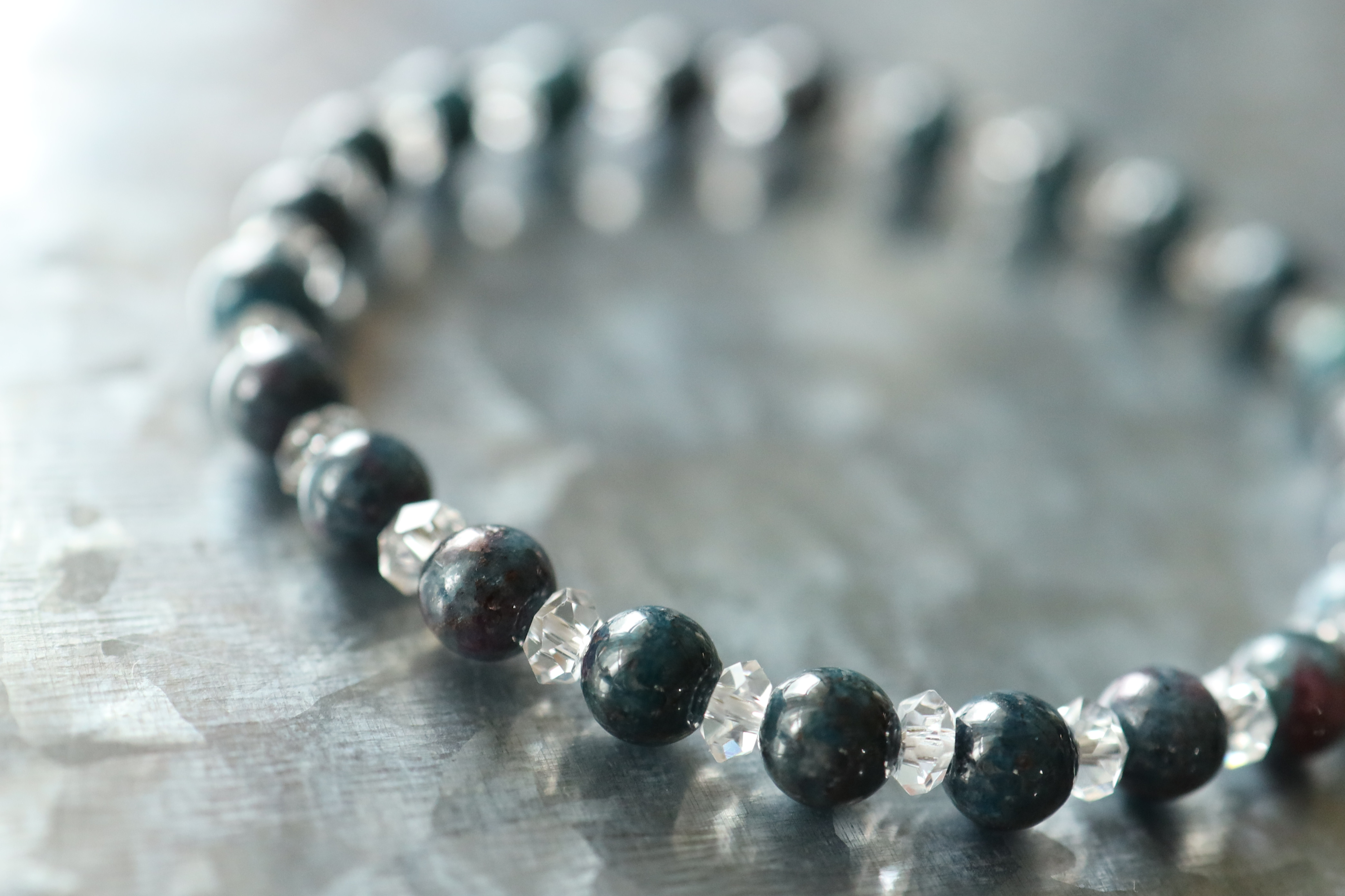 …☆スーパープレミアムブレス☆…☆ルビーサファイアインカイヤナイト：約5.5ミリ＆水晶☆…☆天然石ブレスレット☆…