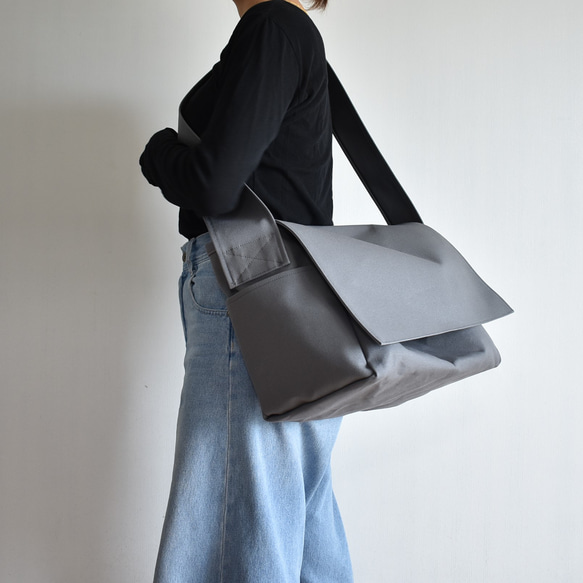 POST SHOULDER TOTE BAG（ダークグレー） 1枚目の画像