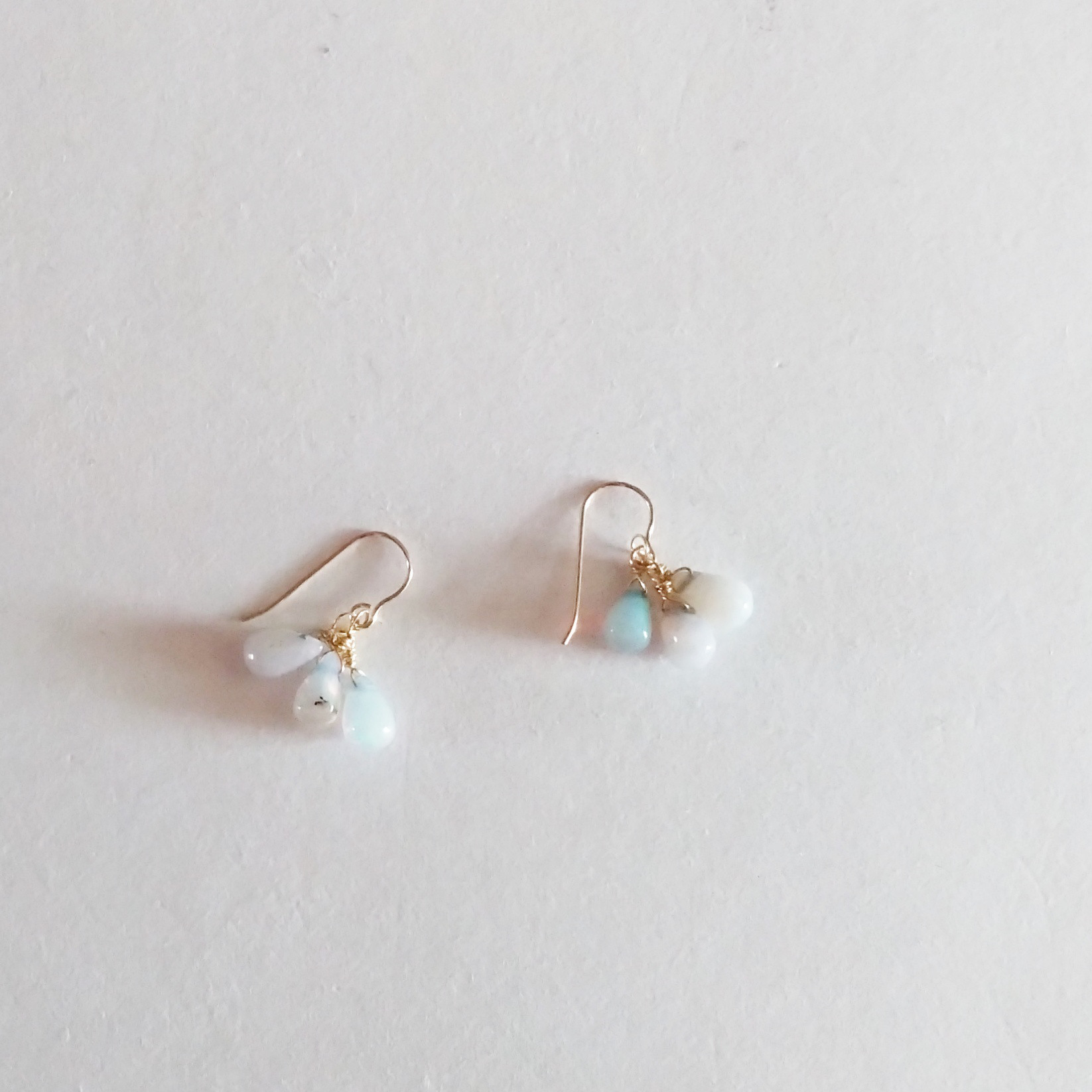 オパール×14kgfピアス（両耳ペア）／ やさしくゆれる天然石のささやき