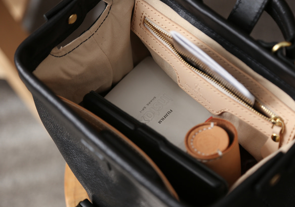 ★限量2件！ ★大容量扁平扣環包，手工皮革單肩包，兩用 第16張的照片