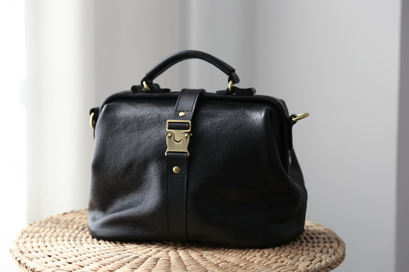 ★限量2件！ ★大容量扁平扣環包，手工皮革單肩包，兩用 第3張的照片