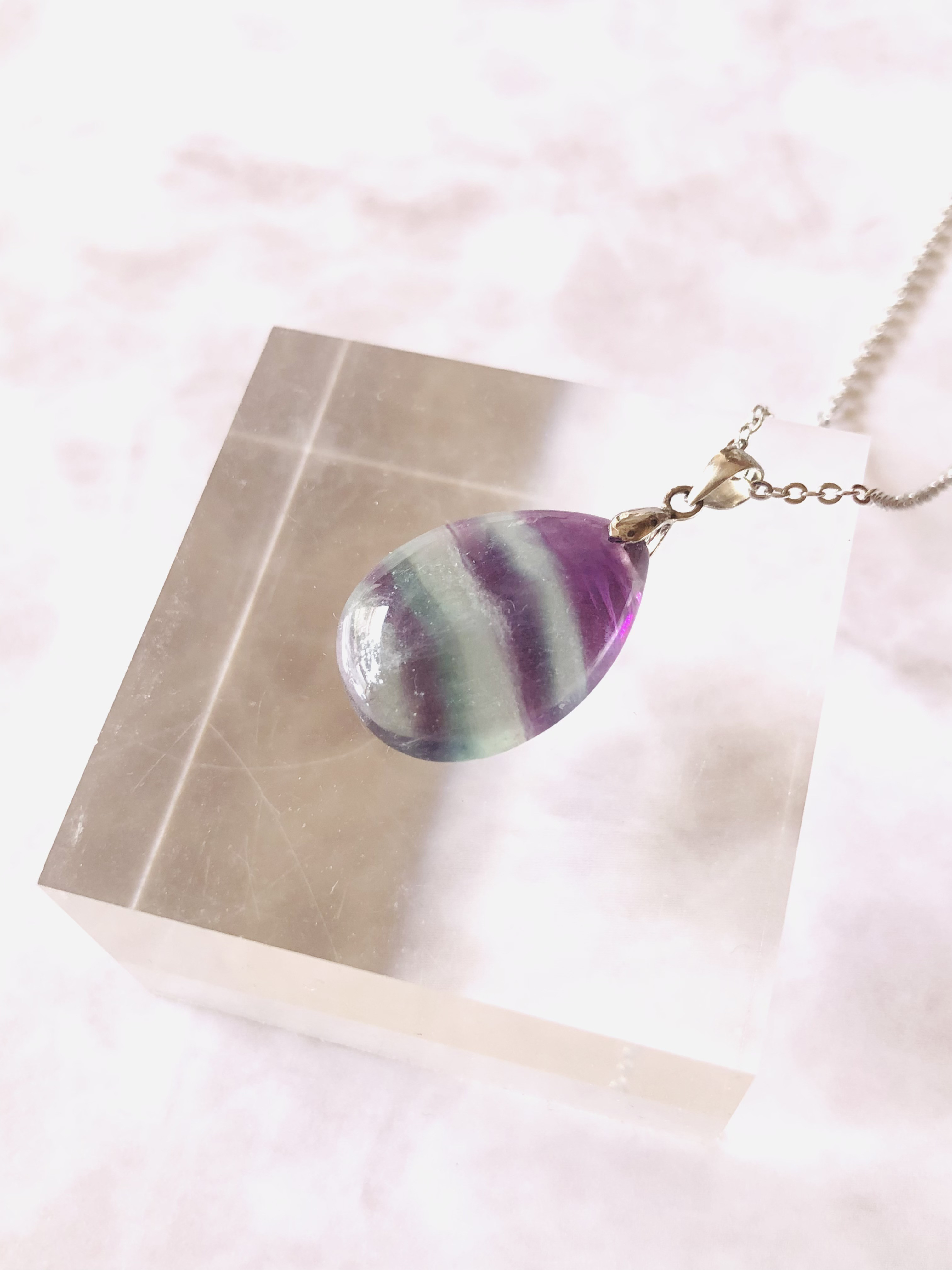フローライトの雫型ネックレス①