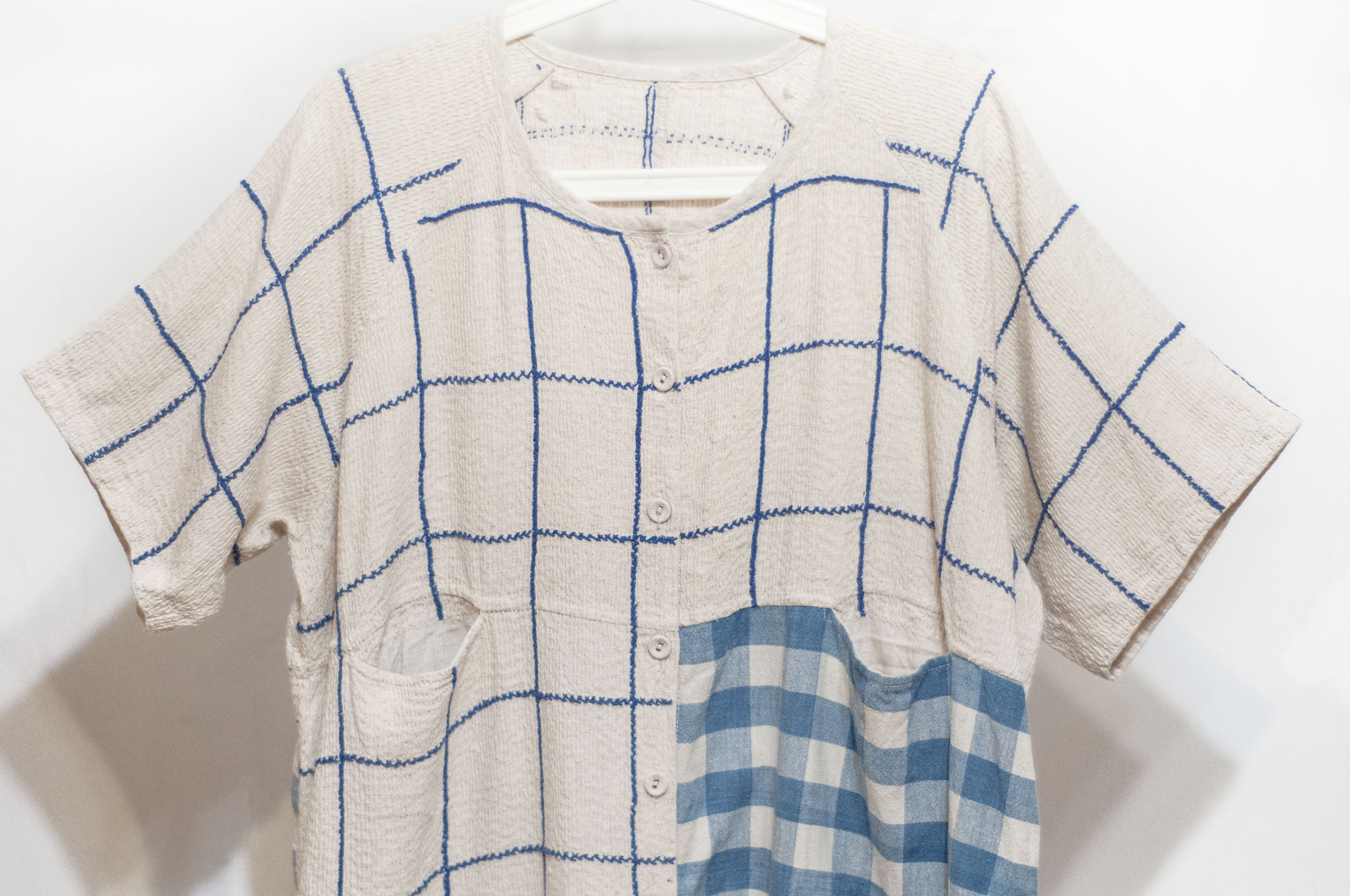 レディース刺繍半袖ドレス、オーガニック純綿とリネン、手刺繍ドレス、手織り生地、刺し子刺繍ドレス - 青空チェック柄スタイル、クリ