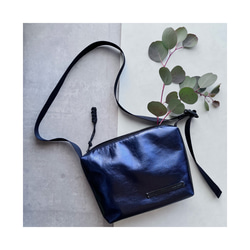 ▽KURO/シルエットが美しい大人の牛革あずま袋 A4収納可能 裏地