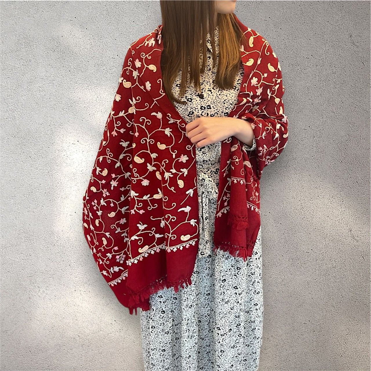 ショール スカーフ 大判 メリノウール 刺繍入り 小花柄 ペイズリー柄 レッド ハンドメイド 手作り 一点もの