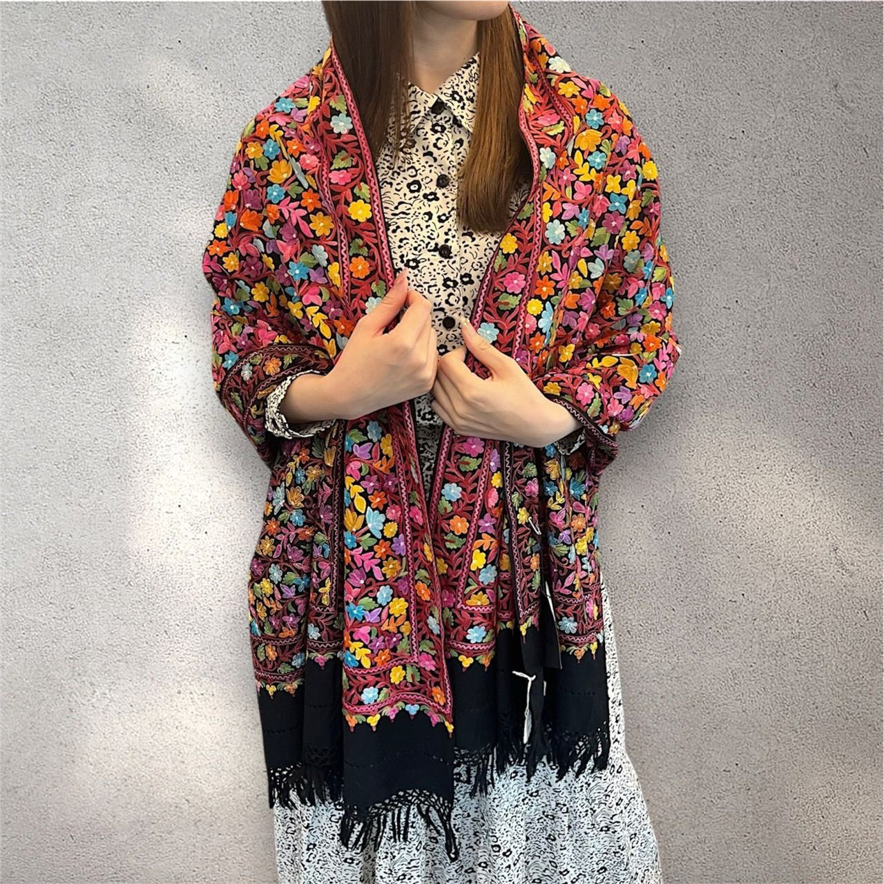 ショール 大判 シルク刺繍 メリノウール カシミール タペストリー スカーフ ハンドメイド 一点もの フラワーモチーフ