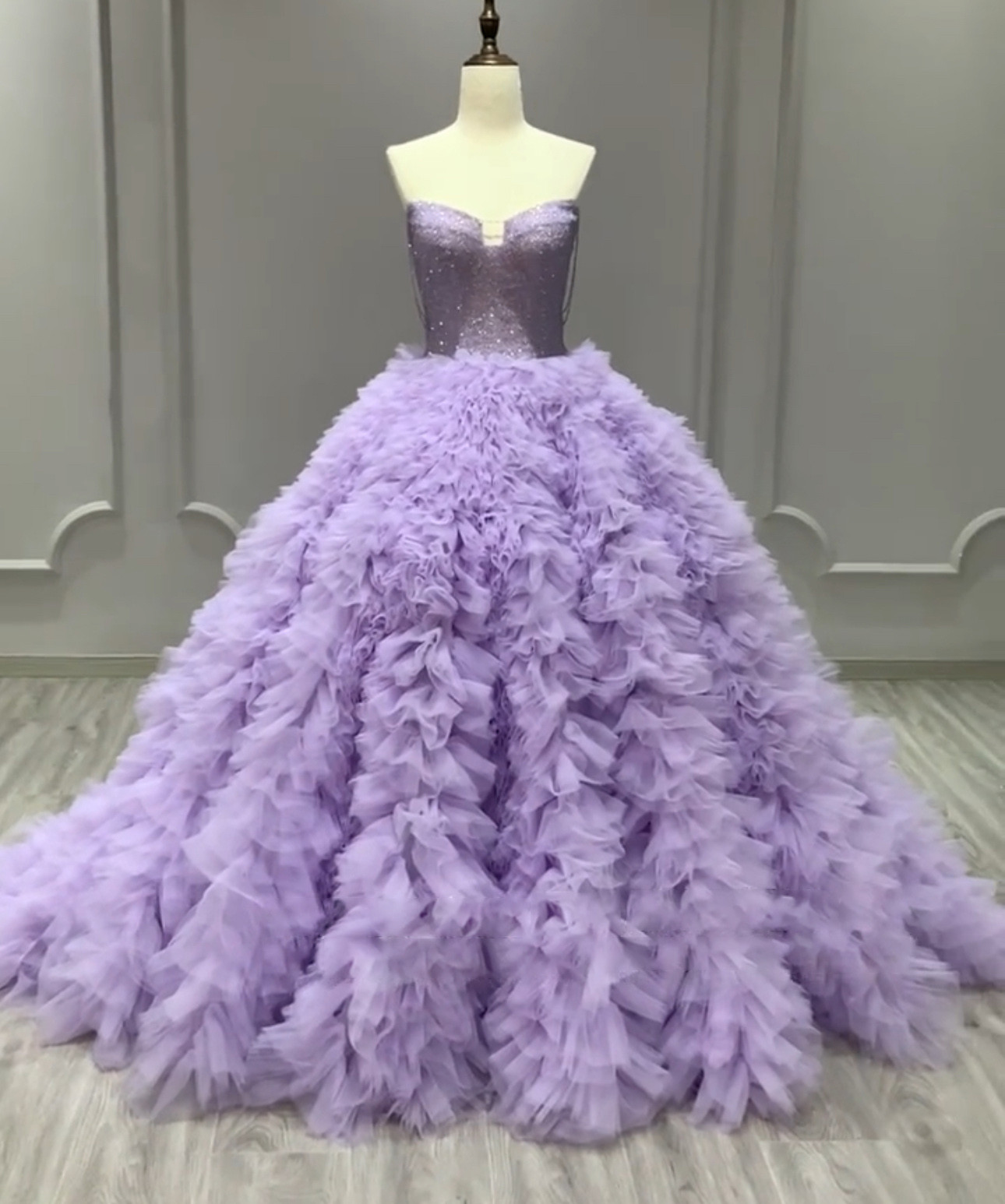 最新品位が漂う　紫ラベンダー色　お色直し　カラードレス　ギャザー　チューブトップ　目立つ　本命ドレス制作カラードレス音楽