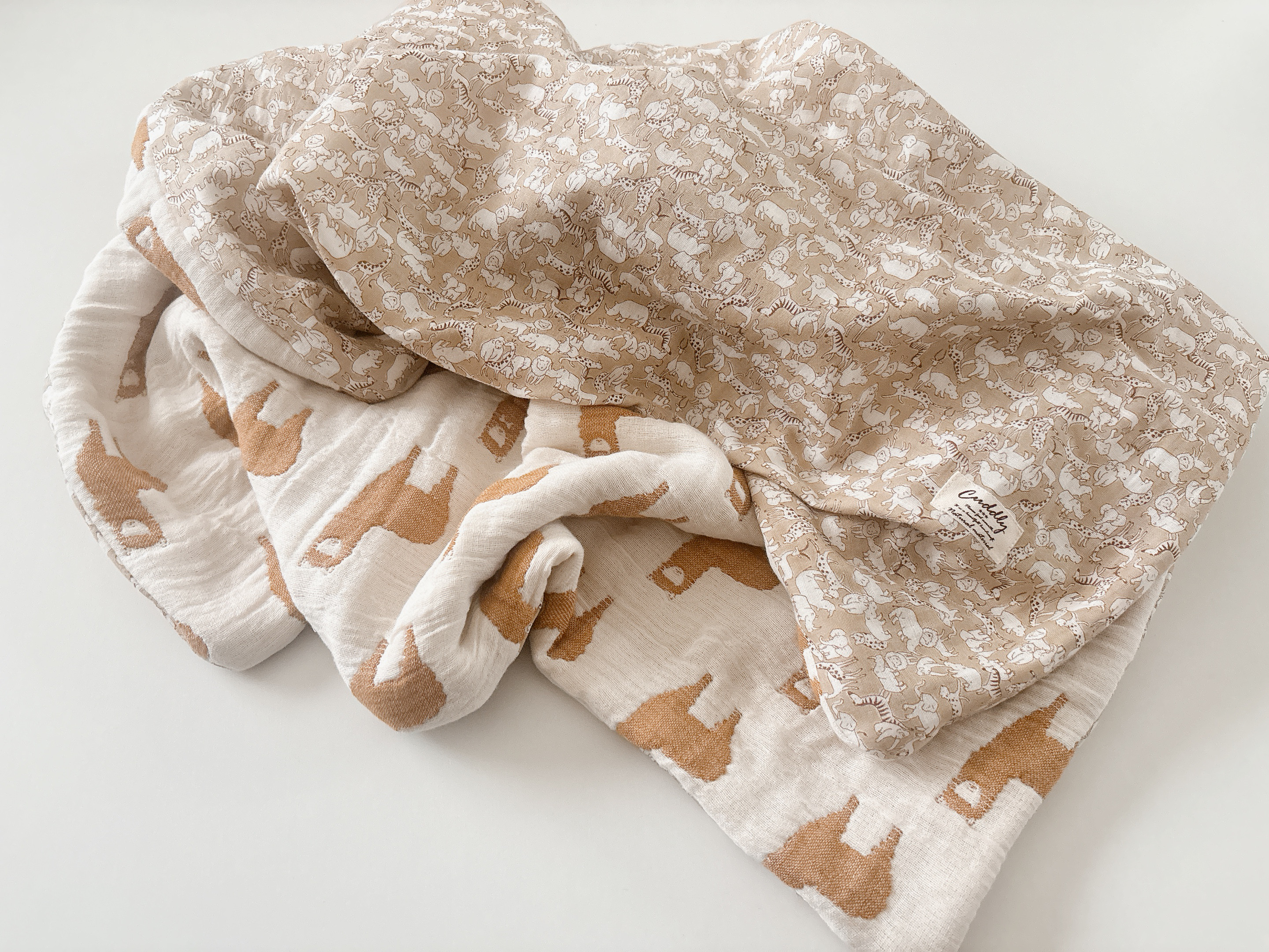 Mサイズ大判ガーゼケット　サファリ柄　ラマ　カフェオレ　ユニセックス　カフェマット　出産準備　出産祝い　ギフト　枕カバー