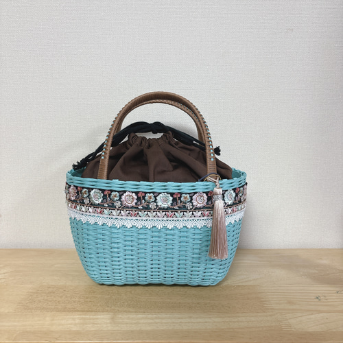 クラフトバンドで編んだインド刺繍リボンのカゴバック かご
