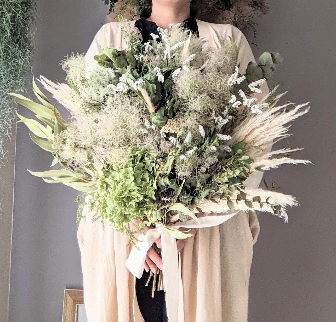 スモークツリーとグリーン＆ホワイトのスワッグブーケ