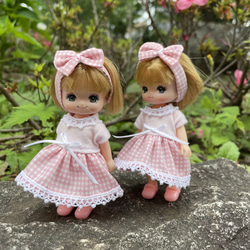 木製ドールハウス　ハンドメイド　シルバニア　ミキちゃんマキちゃん　プチブライス ミキちゃんマキちゃん、プチブライスサイズのノースリーブワンピースの