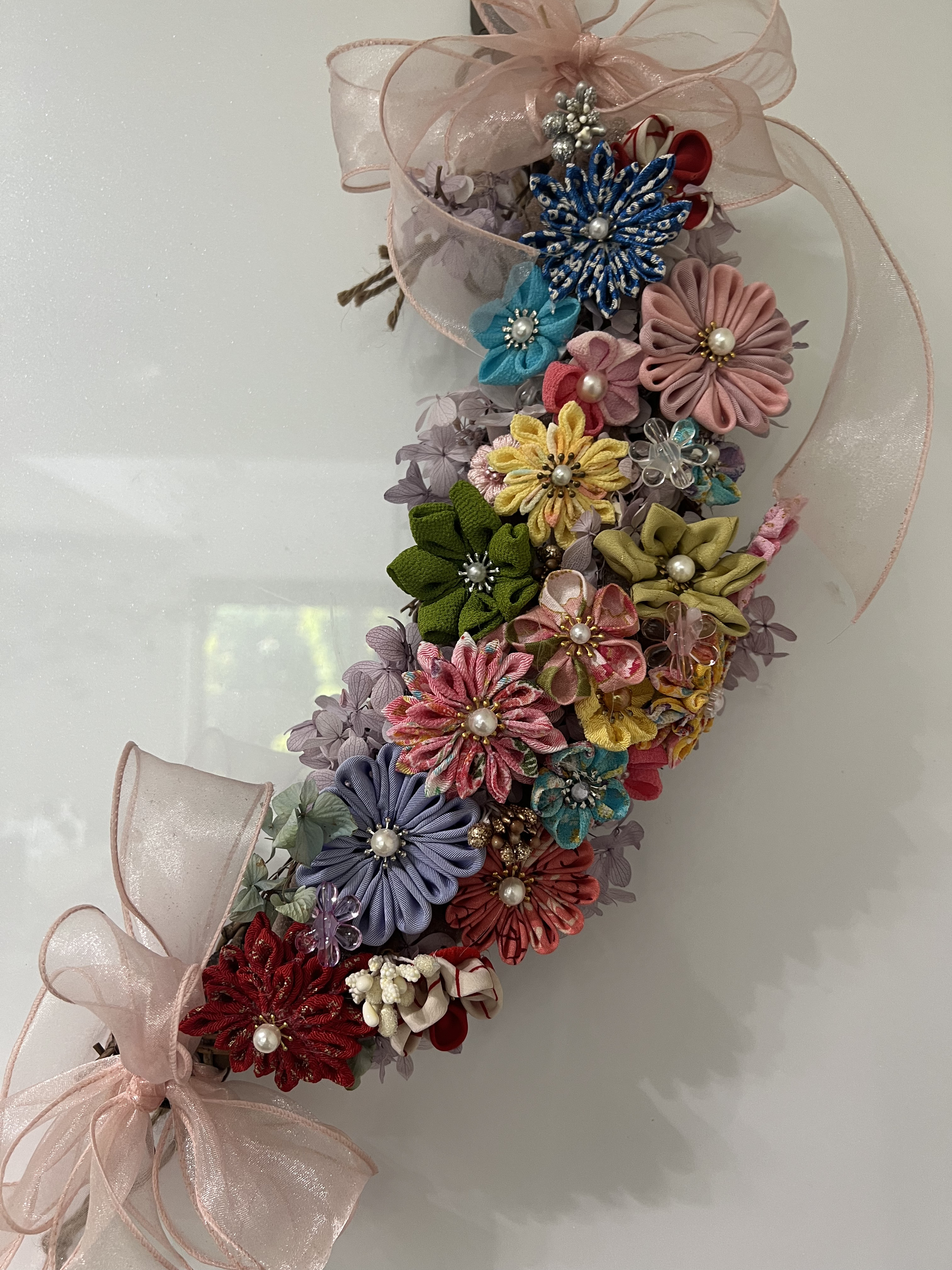 つまみ細工の三日月リース