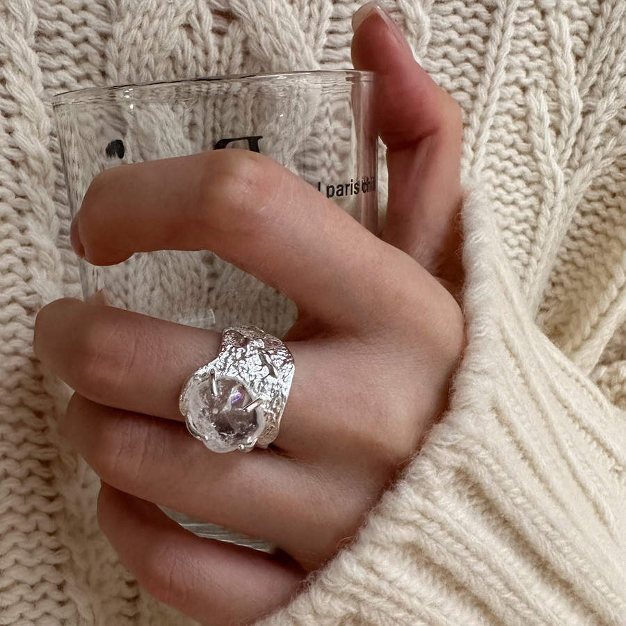 月の表面925の純銀製のリング女性の氷のひびの水晶原石は極度の涼しいリングを個人化した