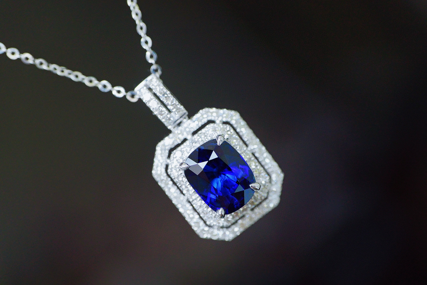 「ロイヤル」K18  天然1.68ctロイヤルブルーサファイア　天然ダイヤモンド　9月誕生石 鑑定書付き　ペンダントのみ