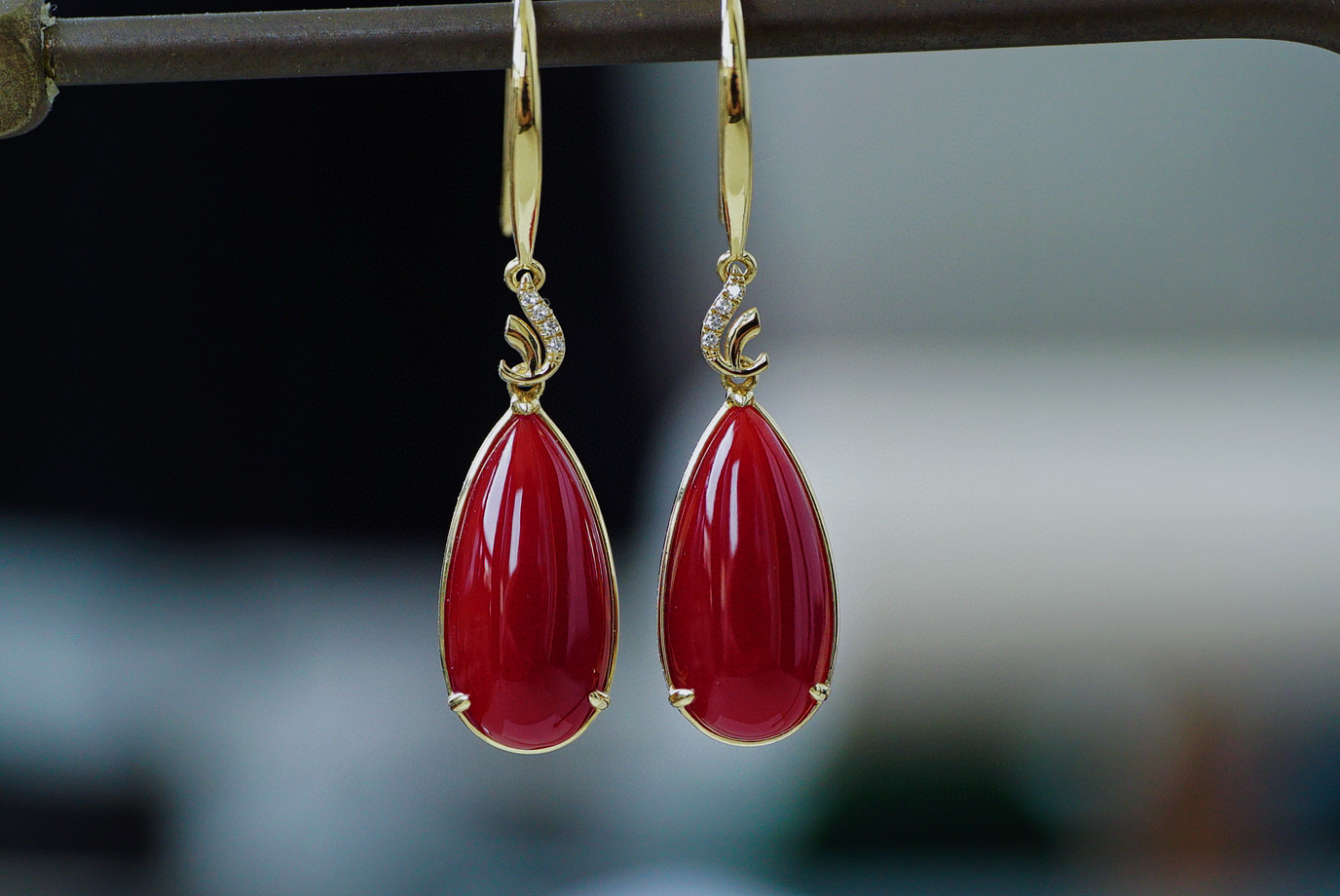 「優雅」K18イエローゴールド　天然血赤サンゴ 珊瑚 天然ダイヤモンド　ピアス　情熱　3月誕生石