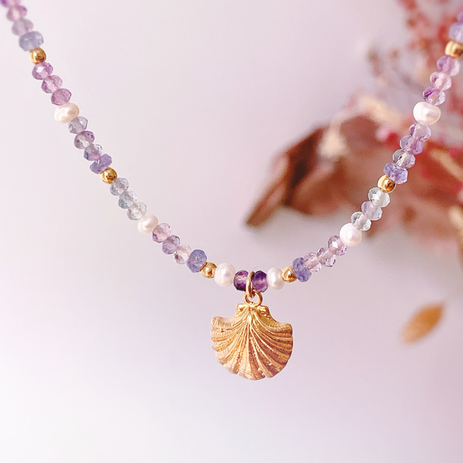 18k vermeil 貝ペンダントと天然石フローライト、タンザナイト、淡水真珠ビーズのネックレス 14kgf