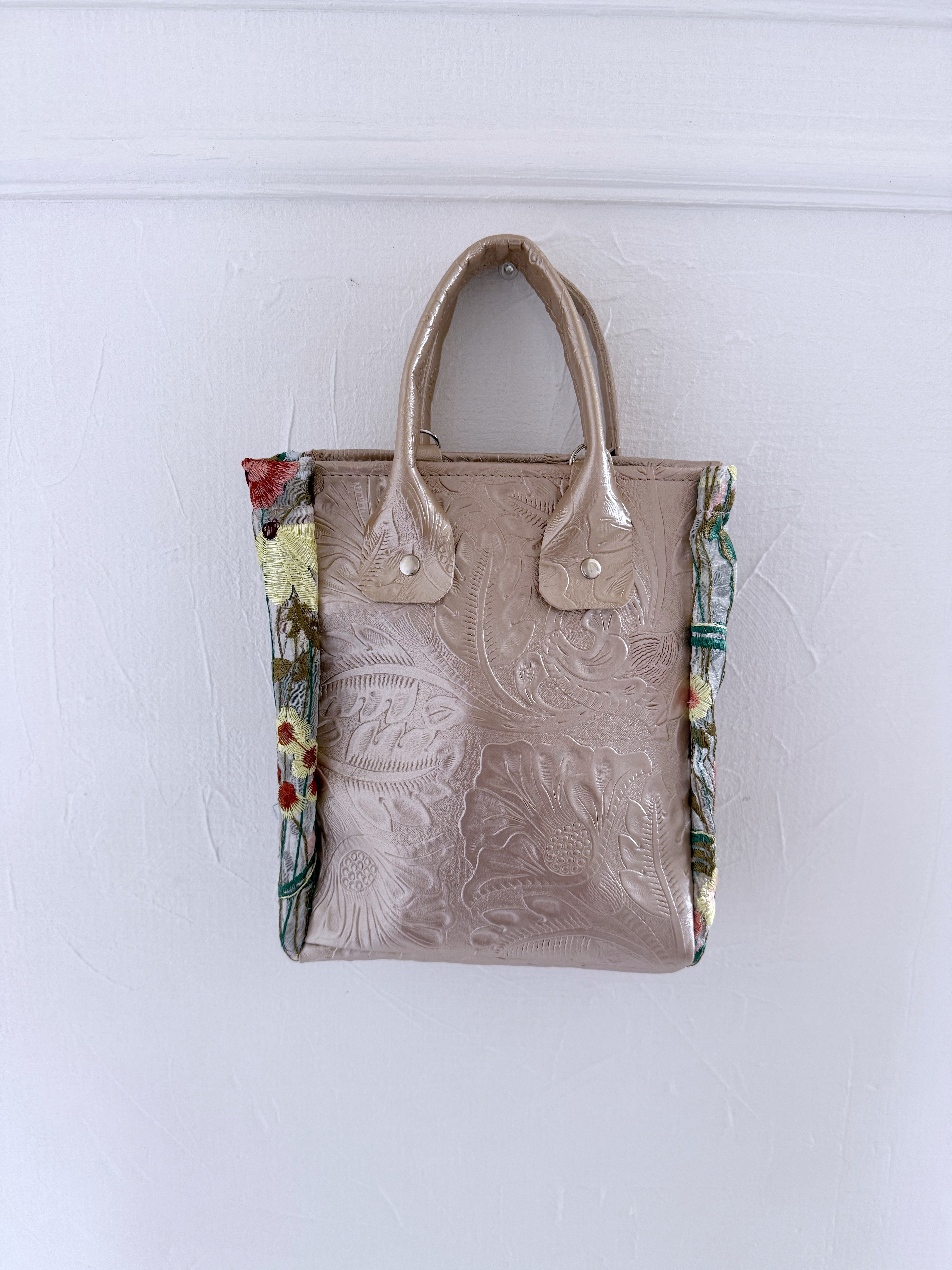 軽量 とっても 軽い 高級 本革 レザー トートバッグ ボタニカル シャンパンゴールド 花 チュール レース 刺繍 生地