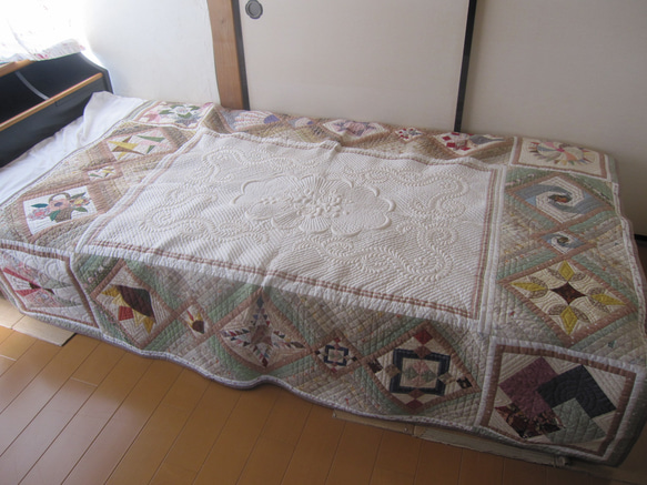 パッチワークベッドカバー☆トラプントとサンプラーキルトの完成品 1枚目の画像