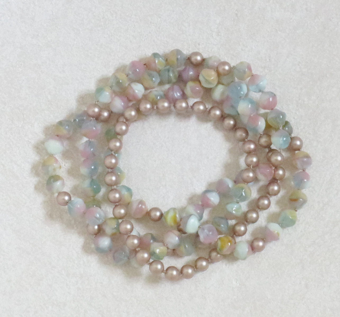 パステルカラーのエンドレスネックレス