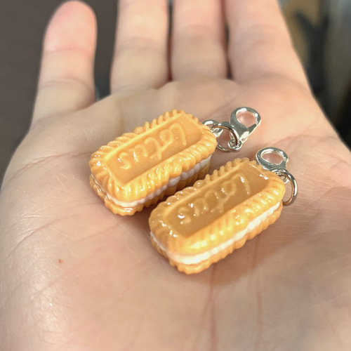 めじるしアクセサリー】クリームサンドのファスナーチャーム