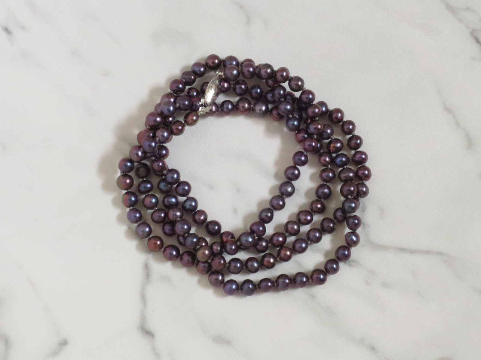 ネイビーカラーの淡水パールネックレス　オールノット仕上げ