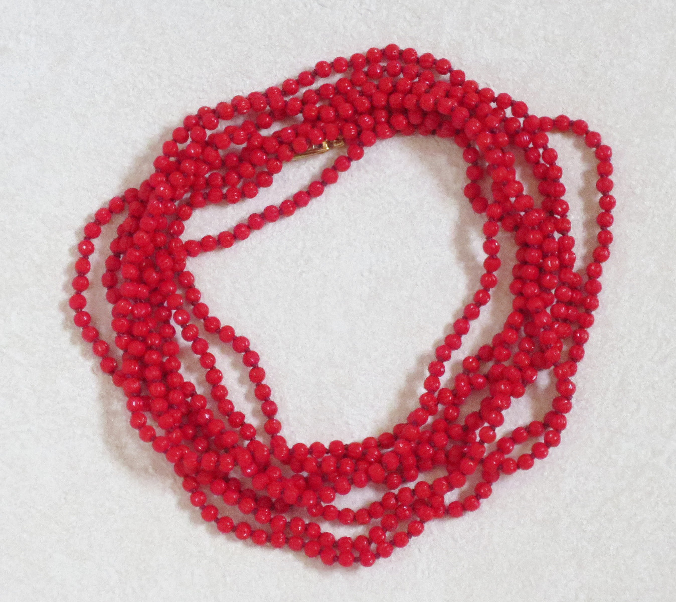 赤い小粒ビーズのロングネックレス