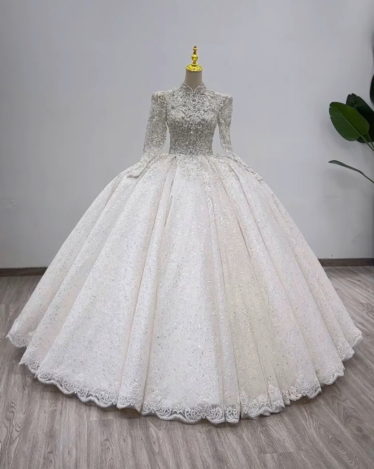 輝きな光彩を放つ！冬婚2025春婚秋婚　長袖　たっぷりビーズ　長袖　上品　プリンセスライン　ブライダル　結婚式前撮り