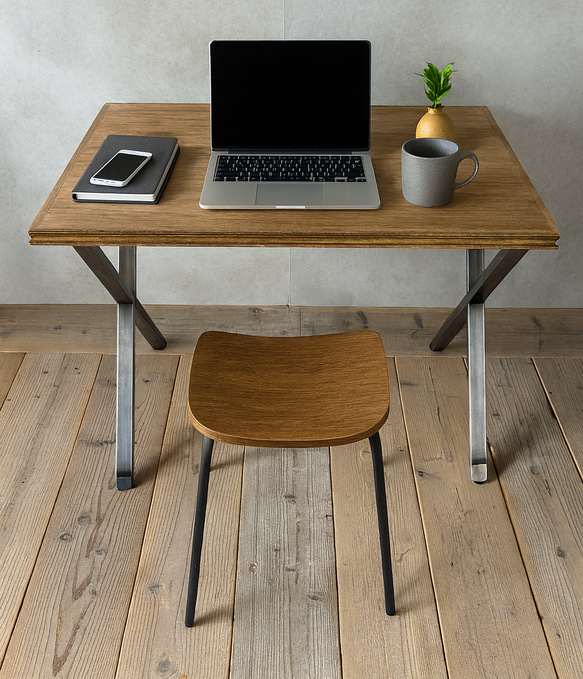 X脚テーブルが印象を引き締める】額縁装飾の無垢天板とクロスアイアン