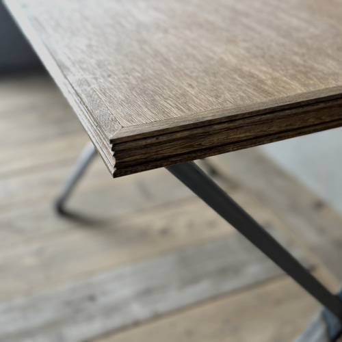 X脚テーブルが印象を引き締める】額縁装飾の無垢天板とクロス