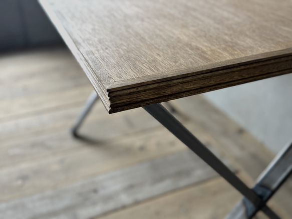 無垢材アンティークダイニングテーブル X字型脚 X脚テーブルが印象を引き締める】額縁装飾の無垢天板とクロス