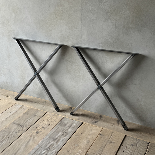 X脚テーブルが印象を引き締める】額縁装飾の無垢天板とクロス