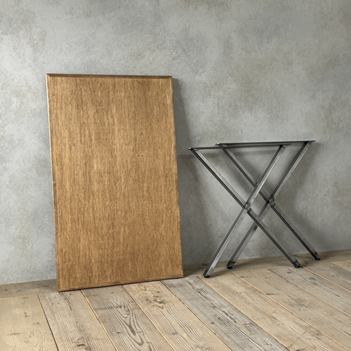 無垢材アンティークダイニングテーブル X字型脚 X脚テーブルが印象を引き締める】額縁装飾の無垢天板とクロス