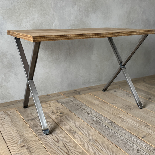 X脚テーブルが印象を引き締める】額縁装飾の無垢天板とクロスアイアン