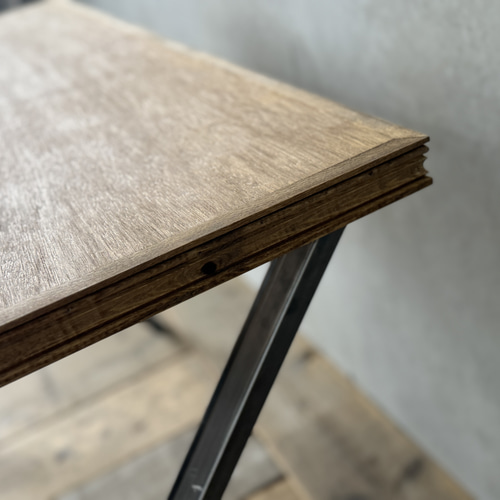 X脚テーブルが印象を引き締める】額縁装飾の無垢天板とクロス