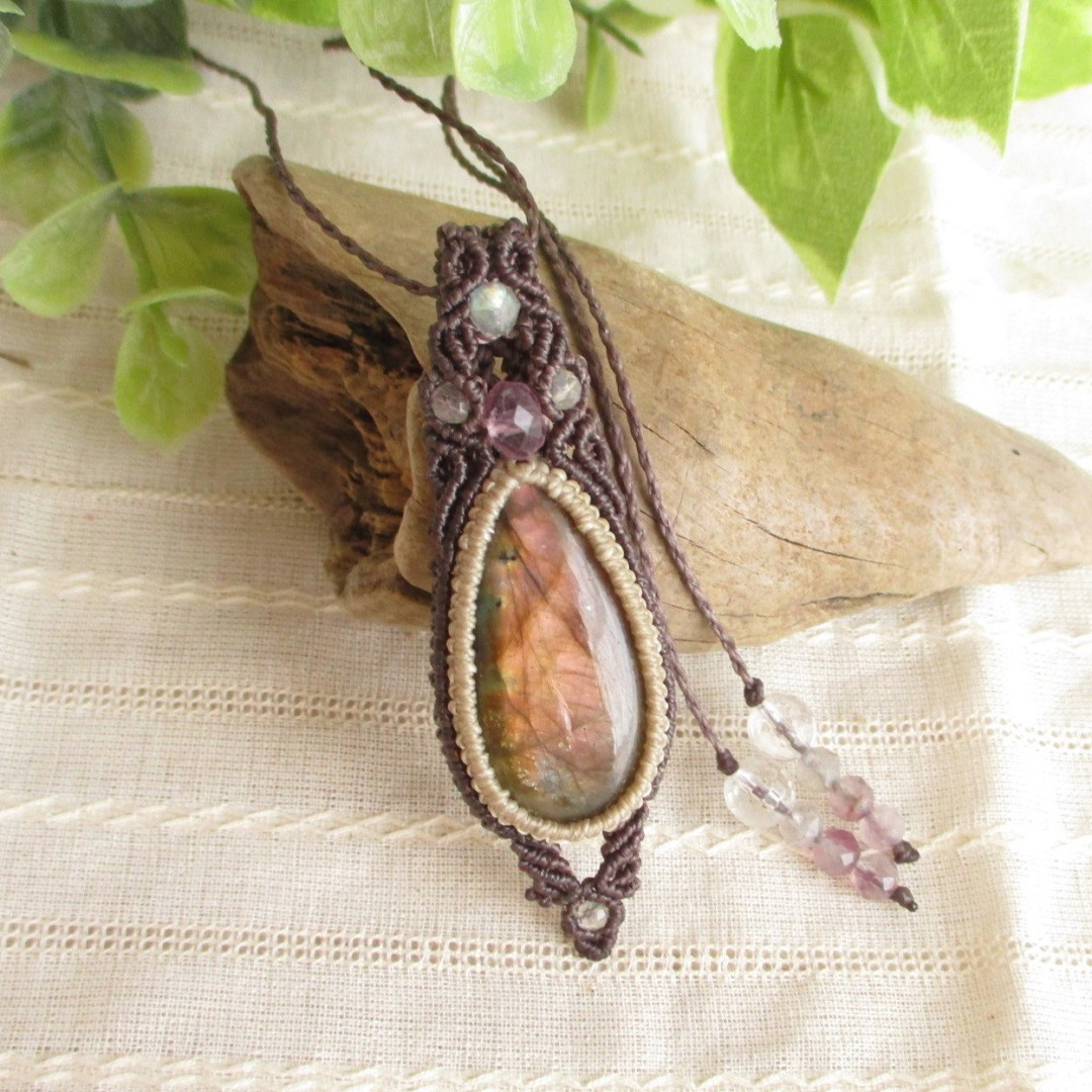【まるでオーロラの光✲*】ピンクラブラドライトのマクラメペンダント〈CP058〉