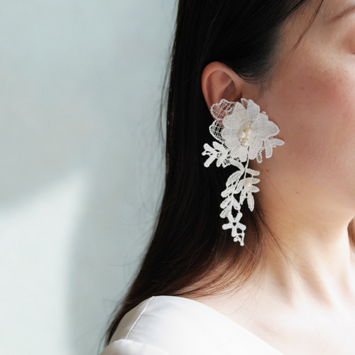 大ぶりレースとパールのブライダルピアス｜ナチュラル＆上品な結婚式