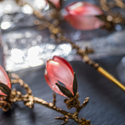 硝子木蓮の髪飾り（白オパール・赤紫、その他） 2枚目の画像