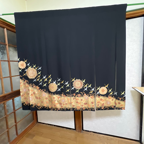 鶴の戯れ~リメイク、暖簾ー着物！ 鶴の群れ、着物リメイク暖簾、留袖、横〜125–丈〜119! カーテン