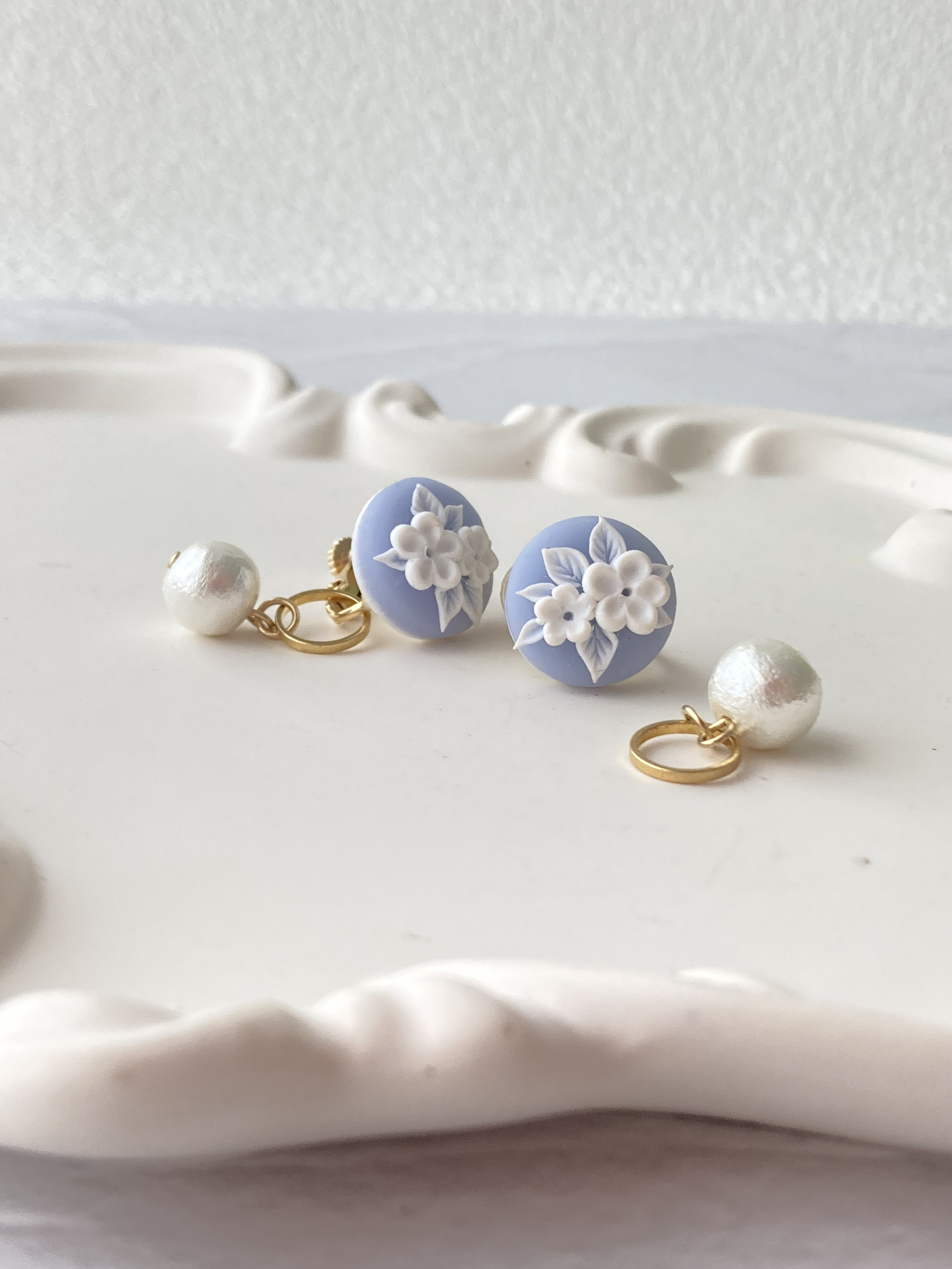 2way小粒レリーフイヤリング　ブルーグレー